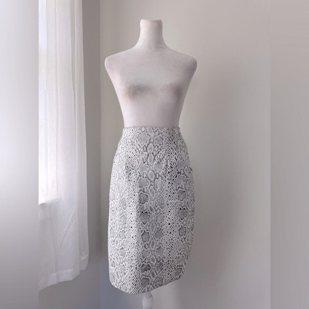 Vintage ‘90s K. Milburn Black & White Snakeskin Print Knee Length Pencil Skirt
